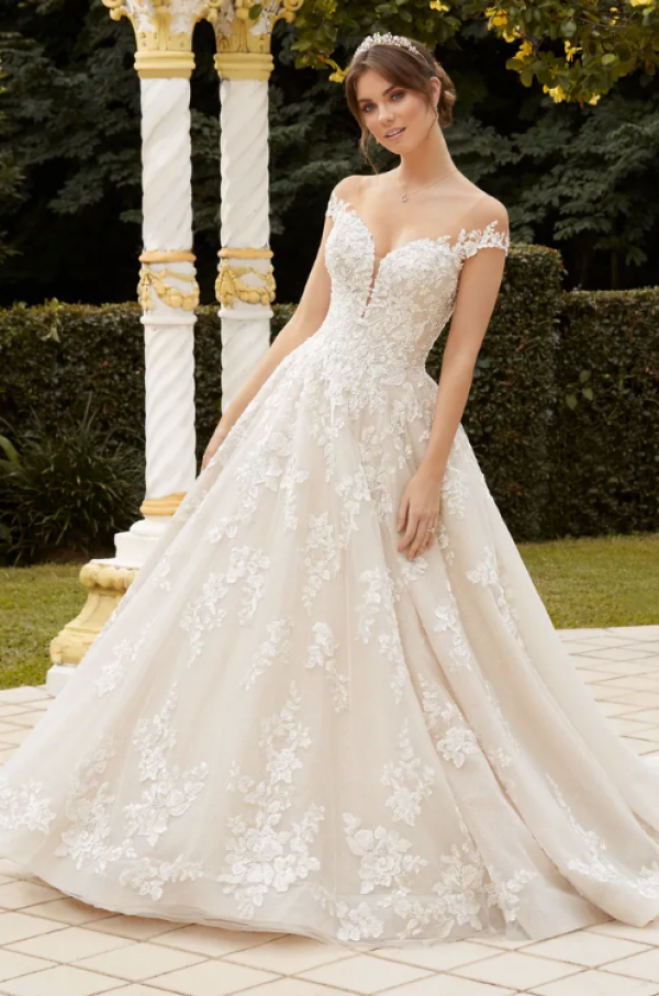 Gaun Ball Gown dengan hiasan renda